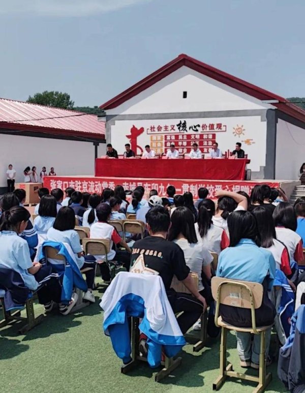 融创配资 书画家张和向赤城县东卯镇九年一贯制学校及敬老院捐赠书法作品