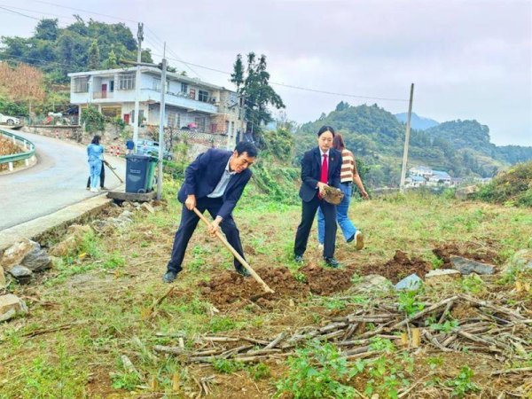 新影宝 习水法院：田间敲法槌 定下界石守住邻里情